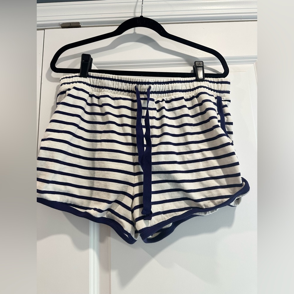 New without tags GAP Navy and cream color Striped Shorts